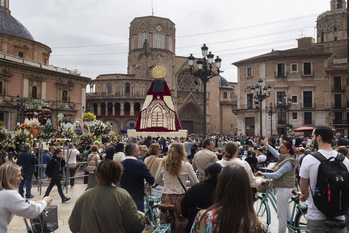 Turistas en las Fallas de València.