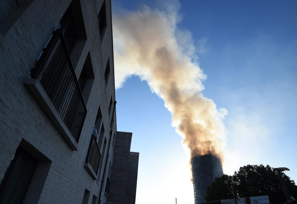 Incendio en un edificio de 24 plantas en Londres