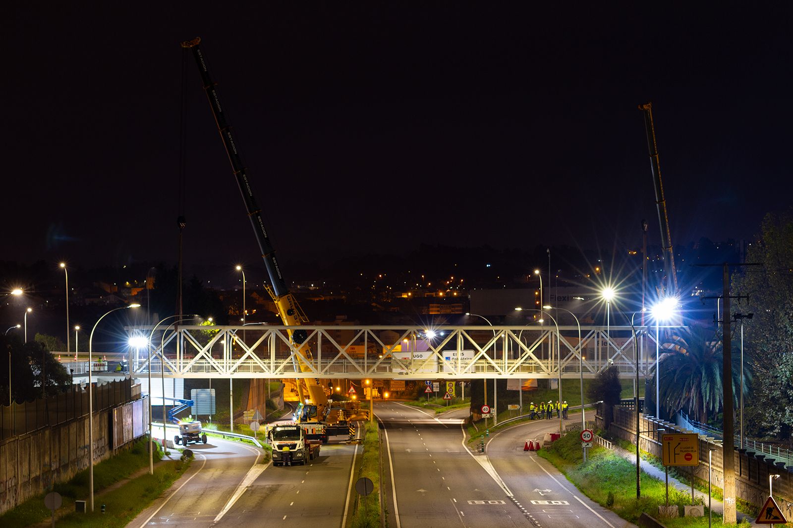 Corte de tráfico nocturno en Alfonso Molina para la instalación de la pasarela de Pedralonga