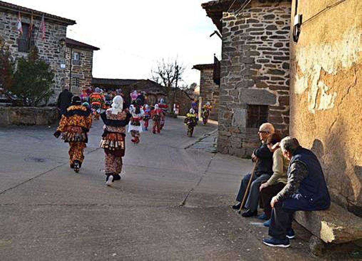 Cencerros y disfraces en Villanueva de Valrojo