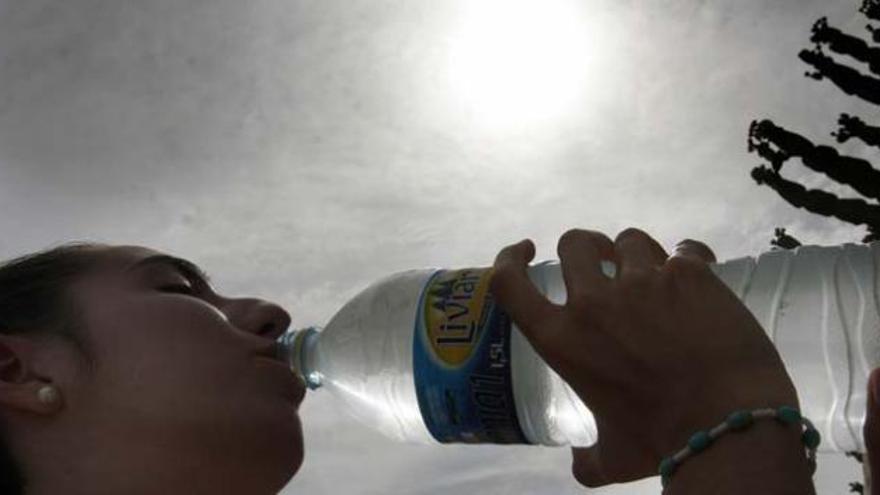 Una joven se refresca en Málaga capital.