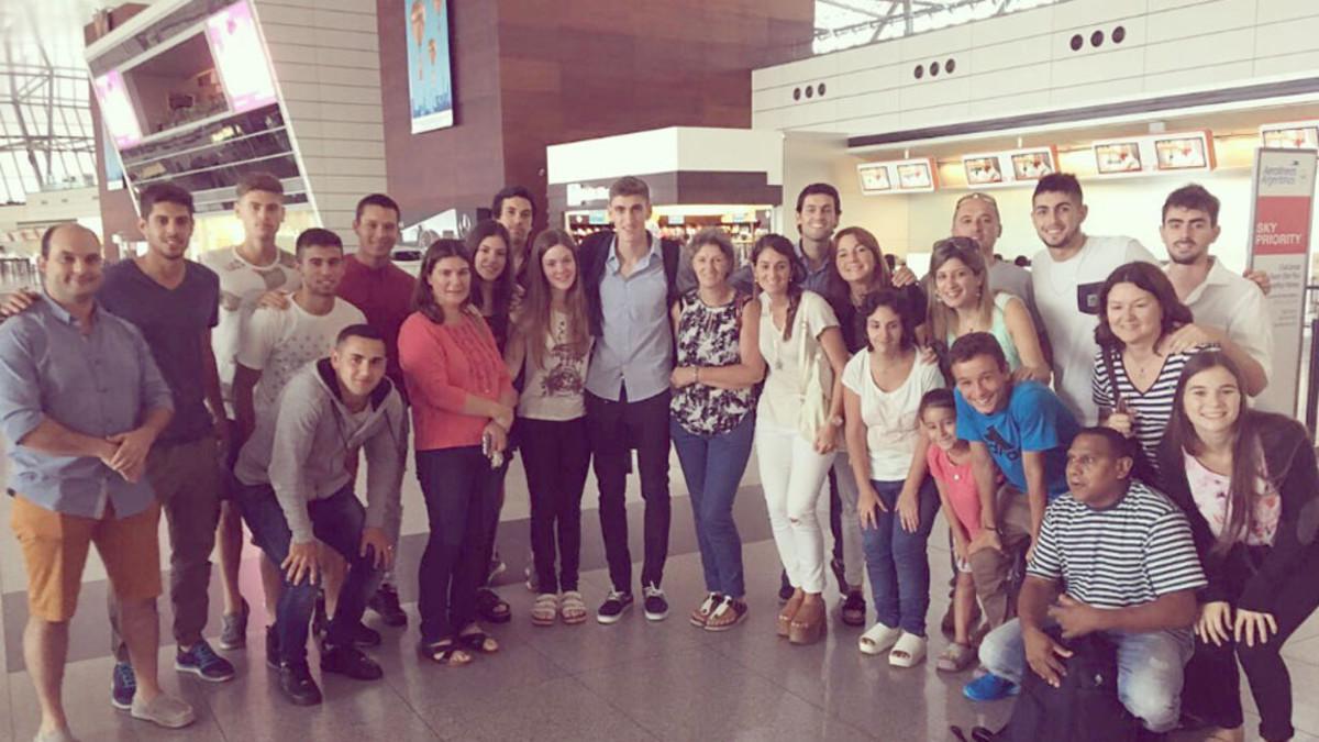 Santi Bueno con familiares y amigos antes de partir hacia Barcelona