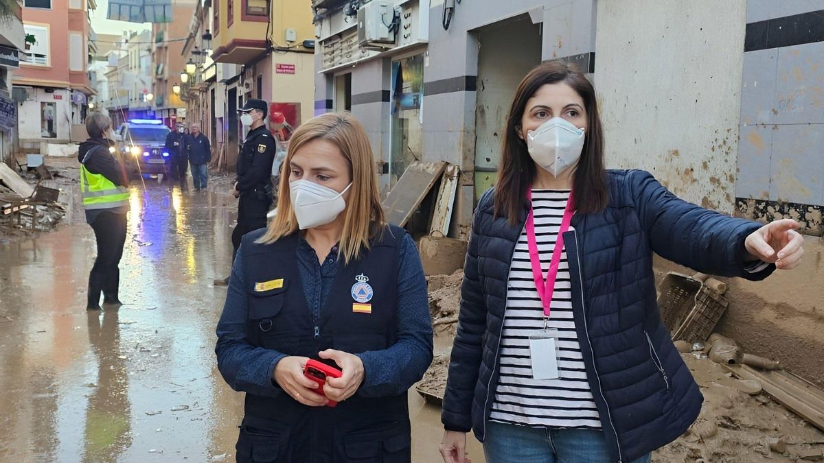 Pilar Bernabé y Maribel Albalat revisan los trabajos de limpieza en Paiporta esta mañana.