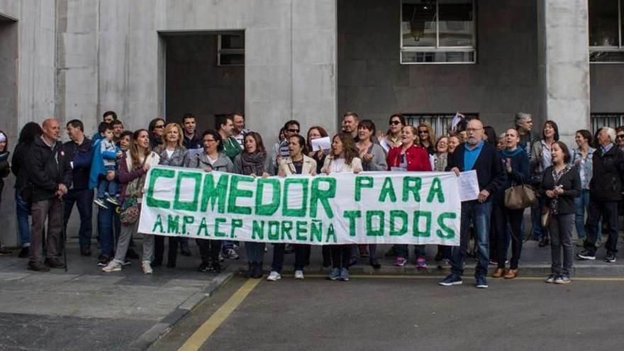 Los padres de Noreña, concentrados ayer en Oviedo.