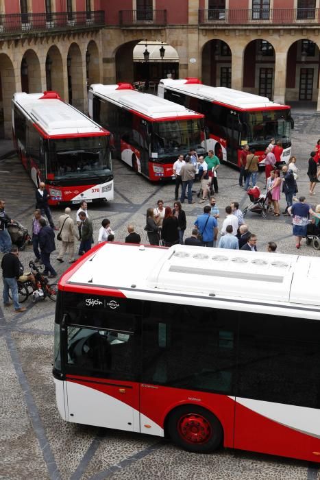 Presentación de la nueva imagen de los autobuses de EMTUSA