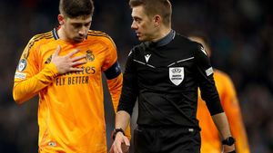 MANCHESTER (United Kingdom), 11/02/2025.- Referee Clement Turpin (R) talks to Federico Valverde of Real Madrid during the UEFA Champions League knockout phase play-offs 1st leg match between Manchester City and Real Madrid, in Manchester, Britain, 11 February 2025. (Liga de Campeones, Reino Unido) EFE/EPA/ADAM VAUGHAN