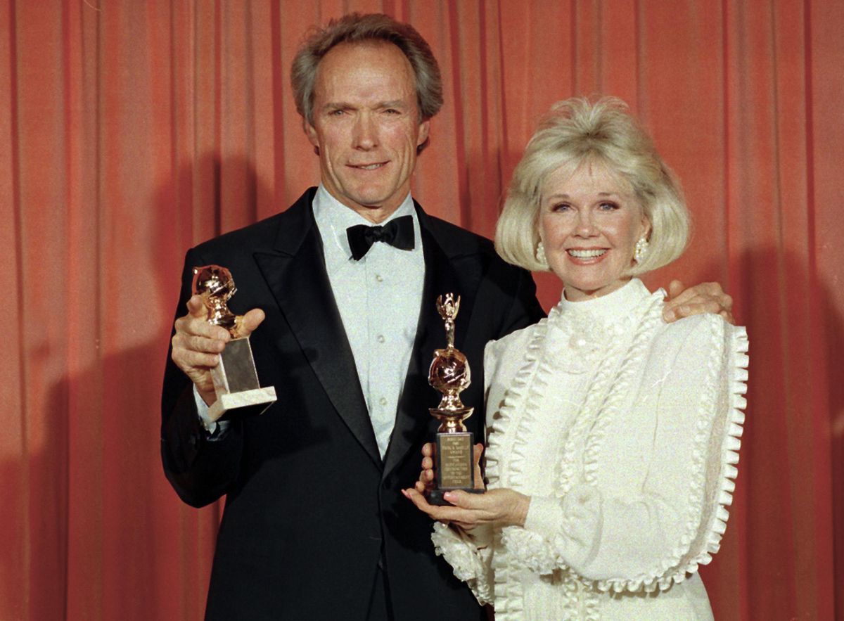 Clint Eastwood con Doris Day en 1989, tras ganar un Globo de Oro por 'Bird'.