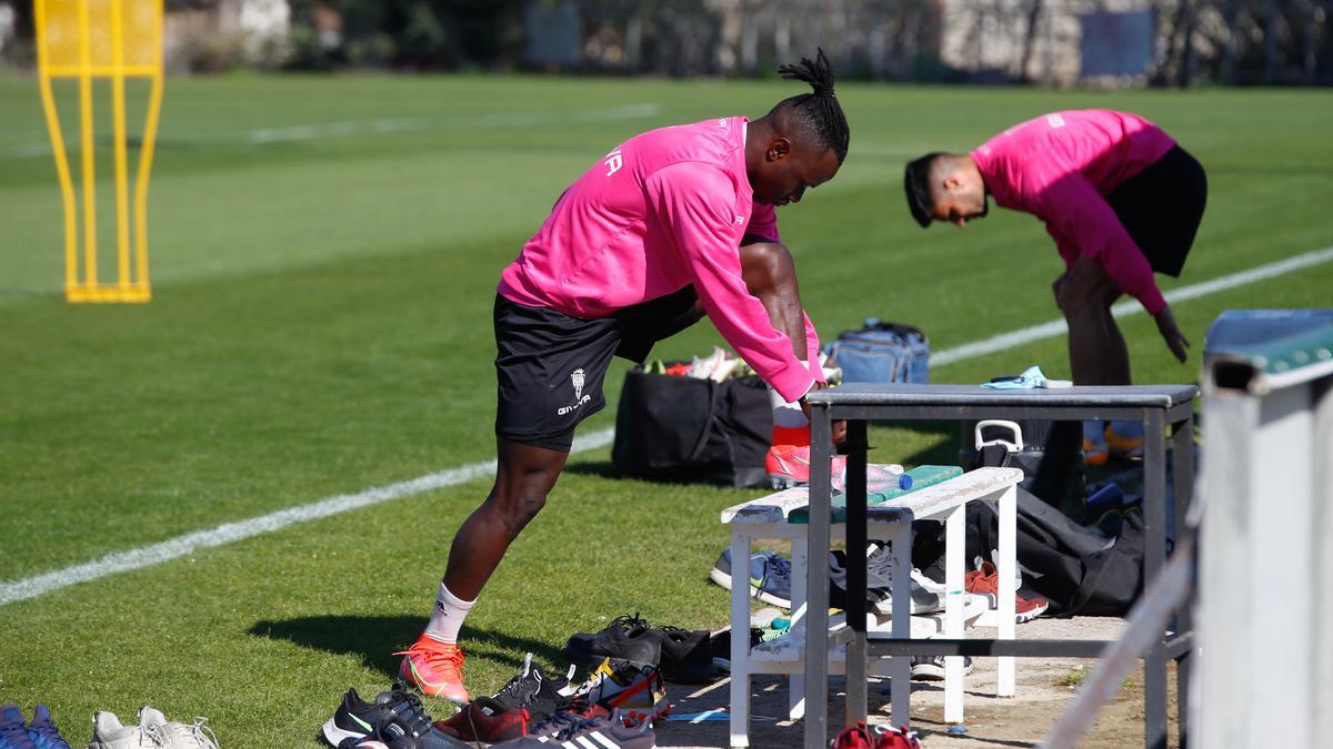 Moussa Sidibé se calza las botas en la Ciudad Deportiva.