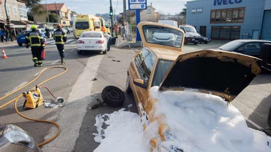 El Servicio Municipal de Emerxencias aplicó espuma en el utilitario para evitar los vertidos. // Iñaki Abella