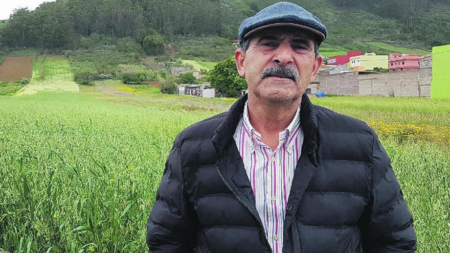 Justo Reyes, delante del terreno donde se construirían la plaza, la cancha y la ermita.