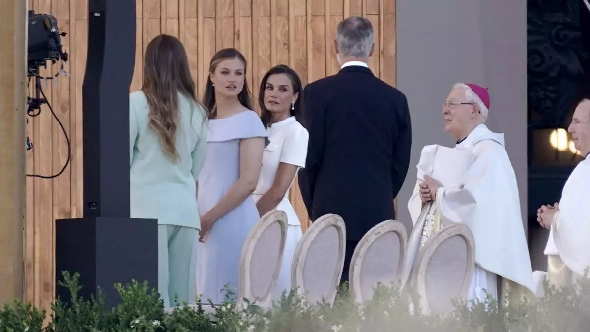 Así han sido recibidos los Reyes a su llegada a la misa de Cibeles
