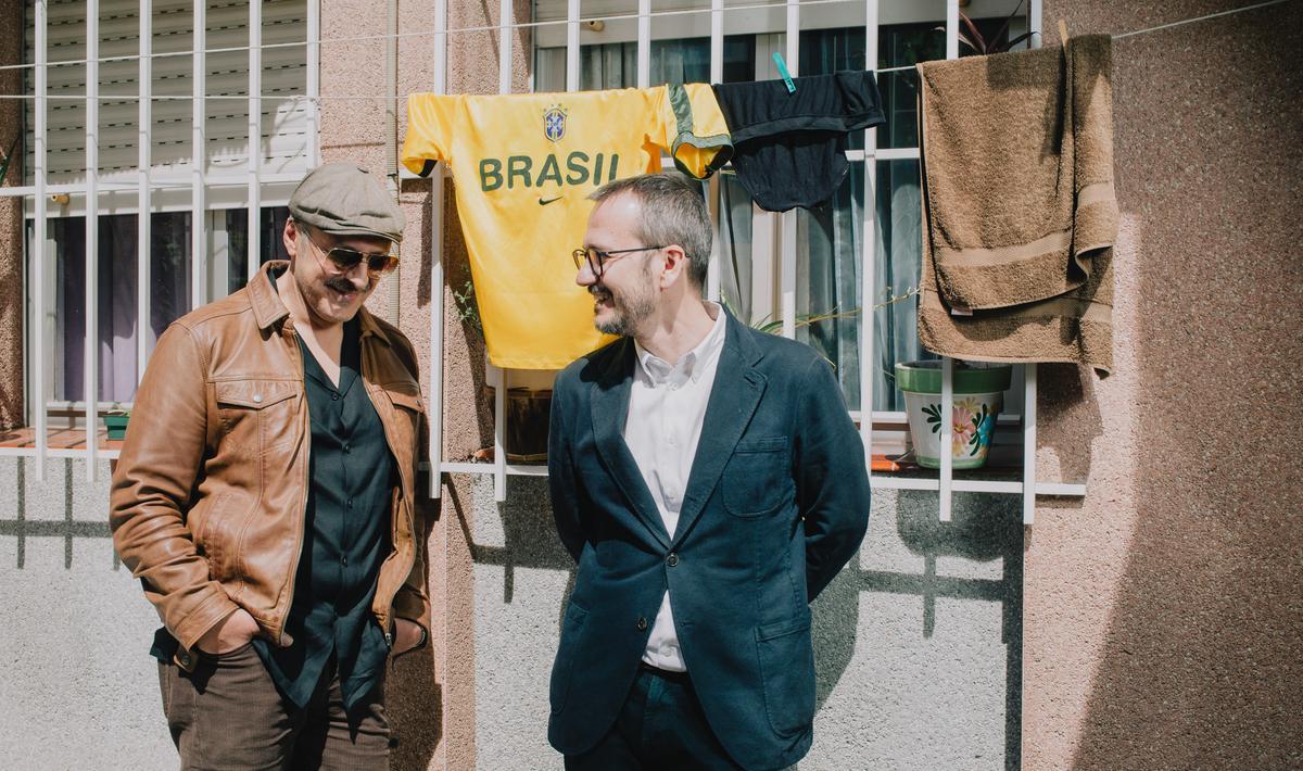 El actor Roberto Álamo y el director David Serrano posan en una de las zonas de La Elipa donde grabaron 'Días de Fútbol'