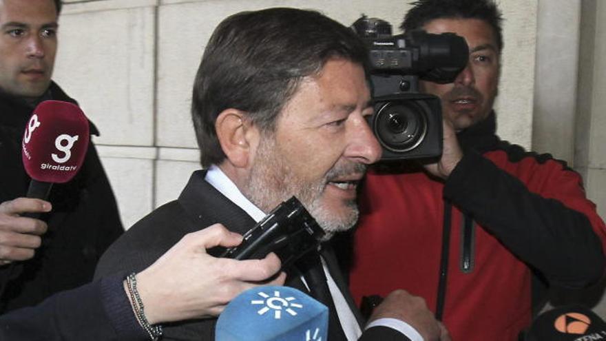 El exdirector general de Trabajo de la Junta de Andalucía imputado en el caso de los ERE fraudulentos, Francisco Javier Guerrero, llega hoy 08/03/2012, a la sede de los juzgados de Sevilla, donde ha dicho a la prensa que las ayudas eran &quot;discrecionales&quot;.