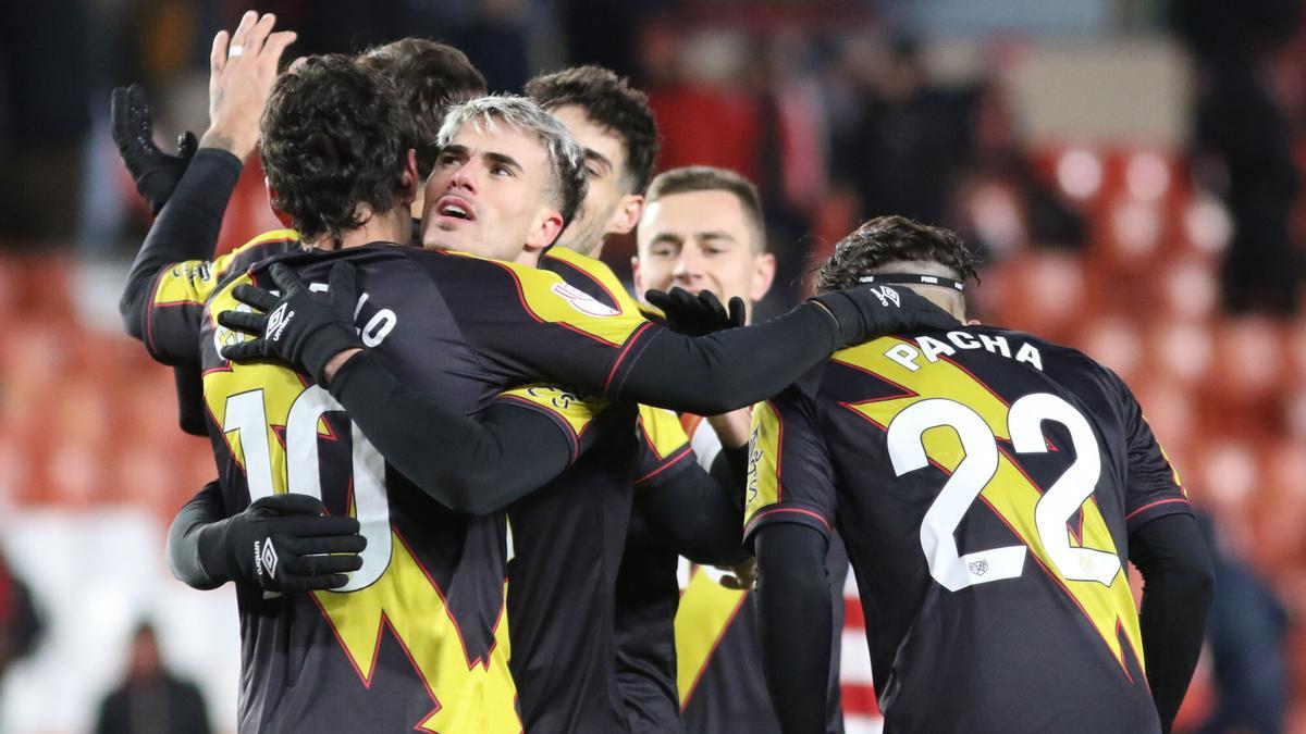Los jugadores del Rayo celebran uno de los goles en Granada.