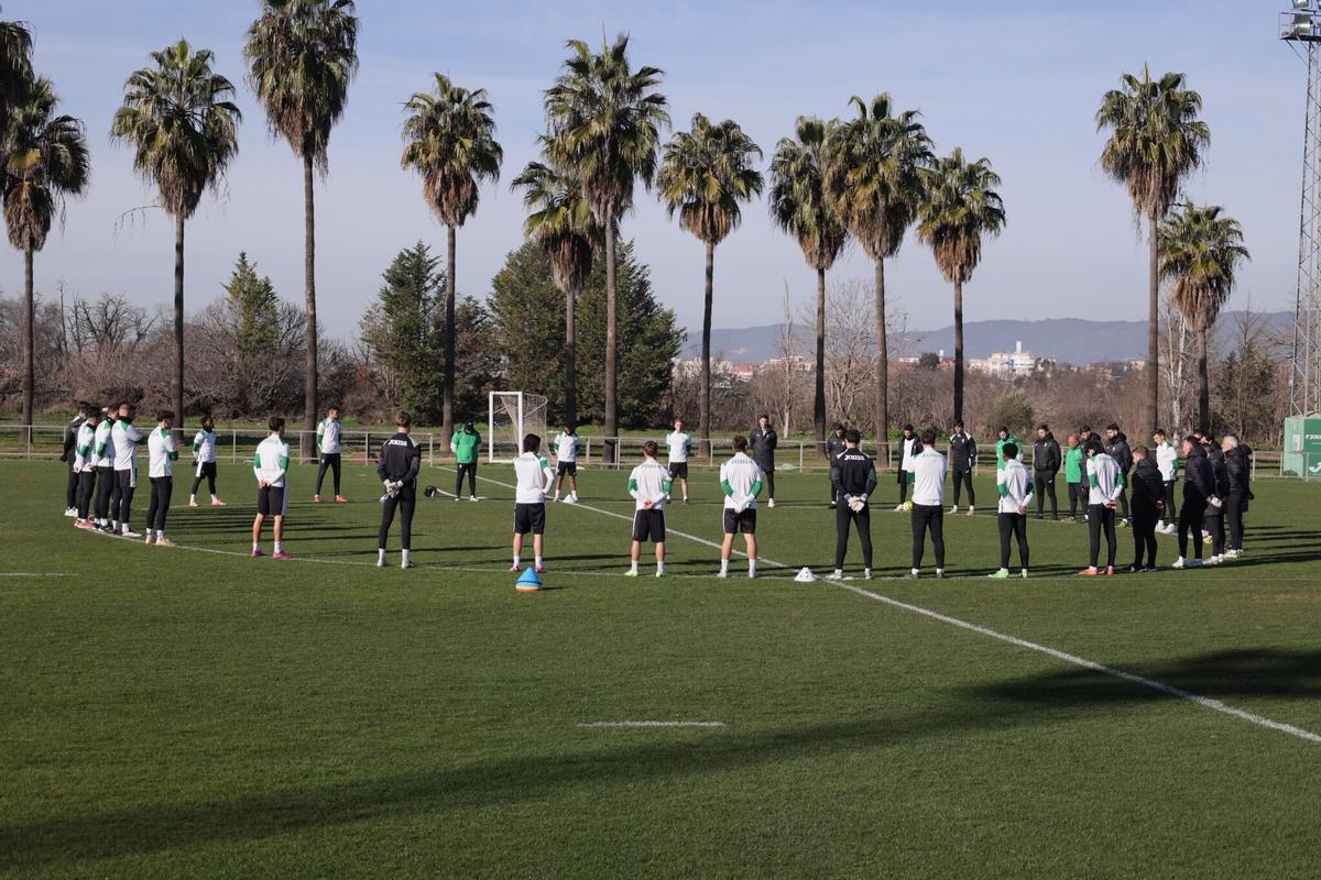 Los futbolistas y cuerpo técnico del Córdoba CF guardan un minuto de silencio en su sesión de este lunes.