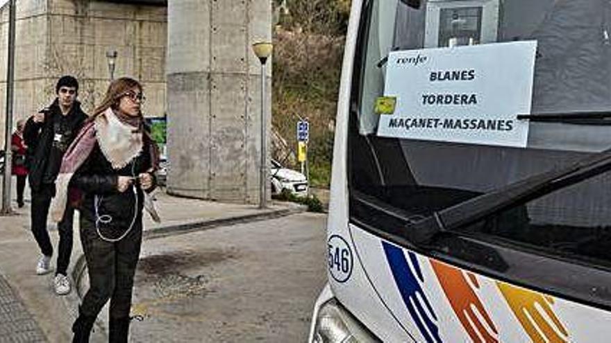 Passatgers agafant l&#039;autobús alternatiu a l&#039;estació de Maçanet de la Selva.