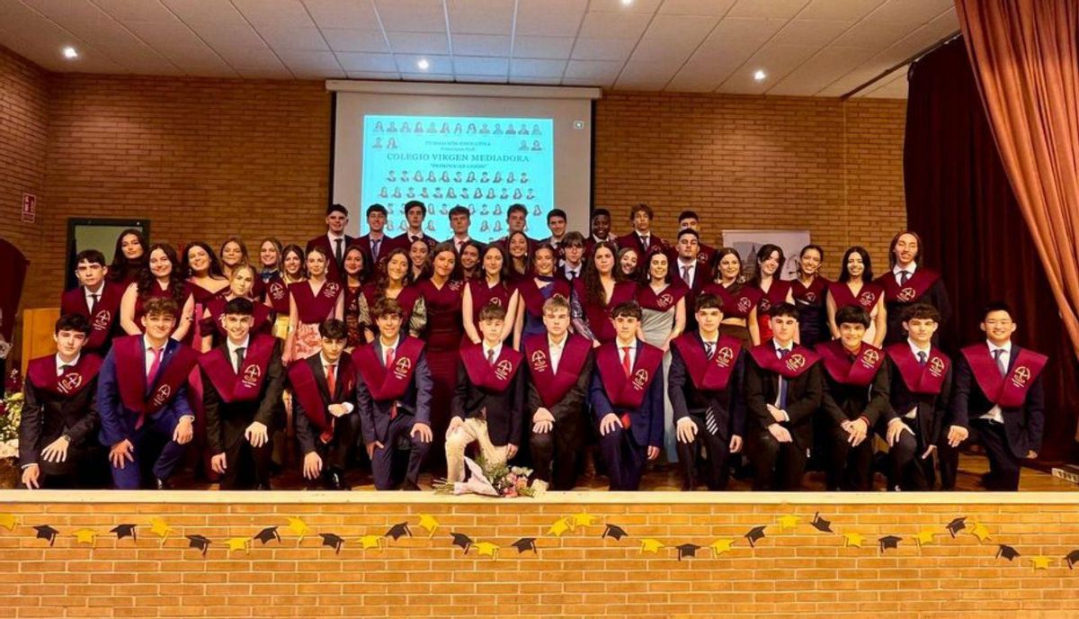 Los egresados en el colegio Virgen Mediadora Dominicas.