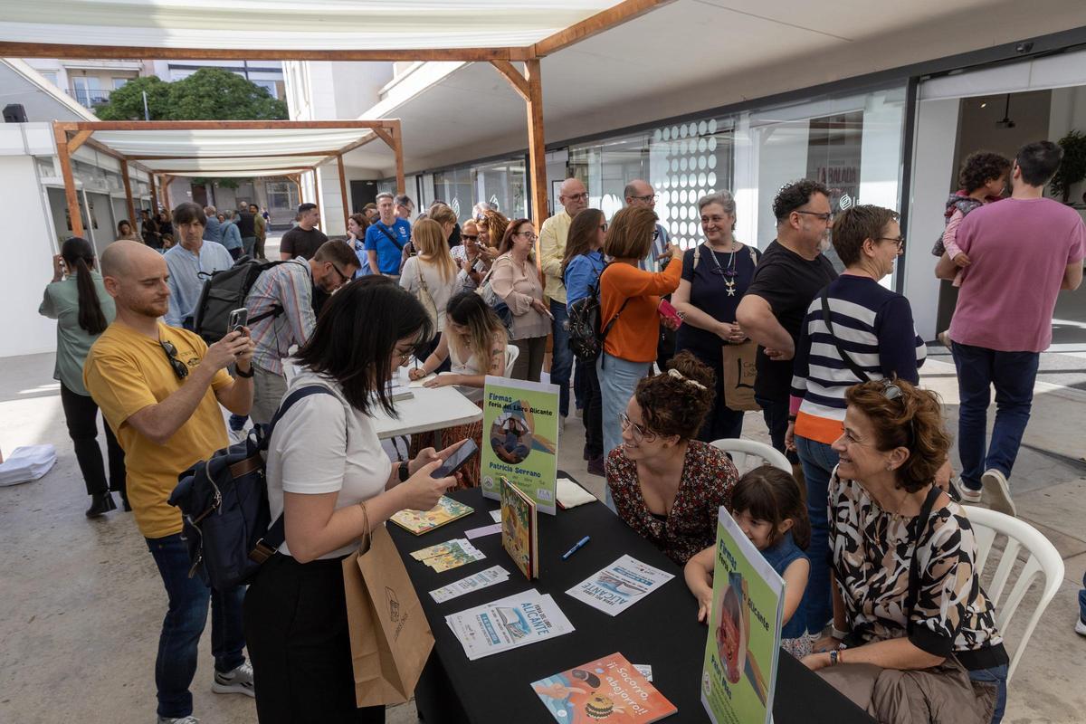 Algunas firmas de libros durante la jornada inaugural de la Feria del Libro de Alicante