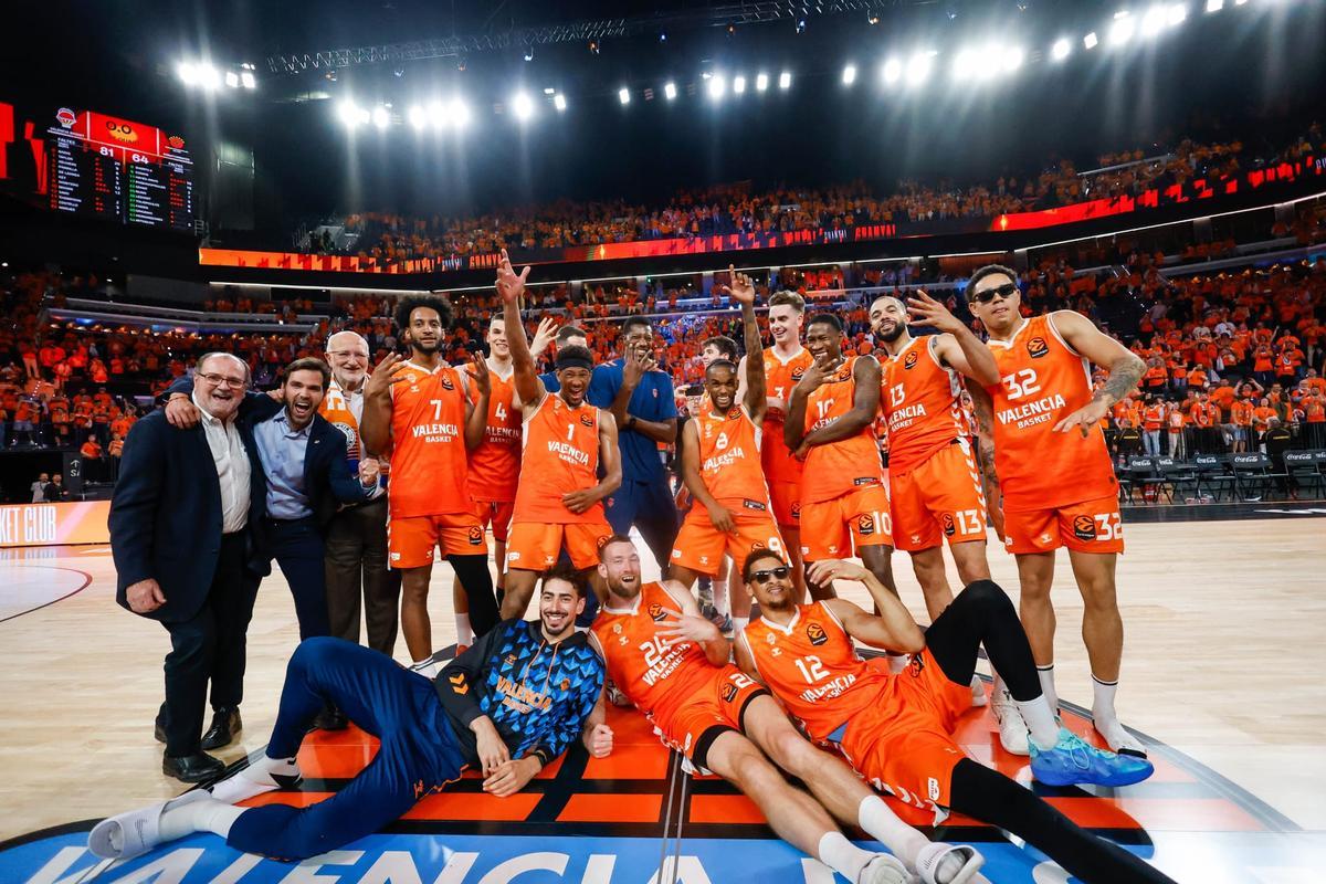 El equipo, con Carbonell, Raga y Roig