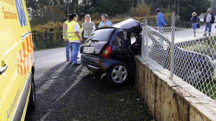 Imagen del accidente registrado, el lunes, en el tramo final de la recta de Baloira. // Bernabé/Javier Lalín