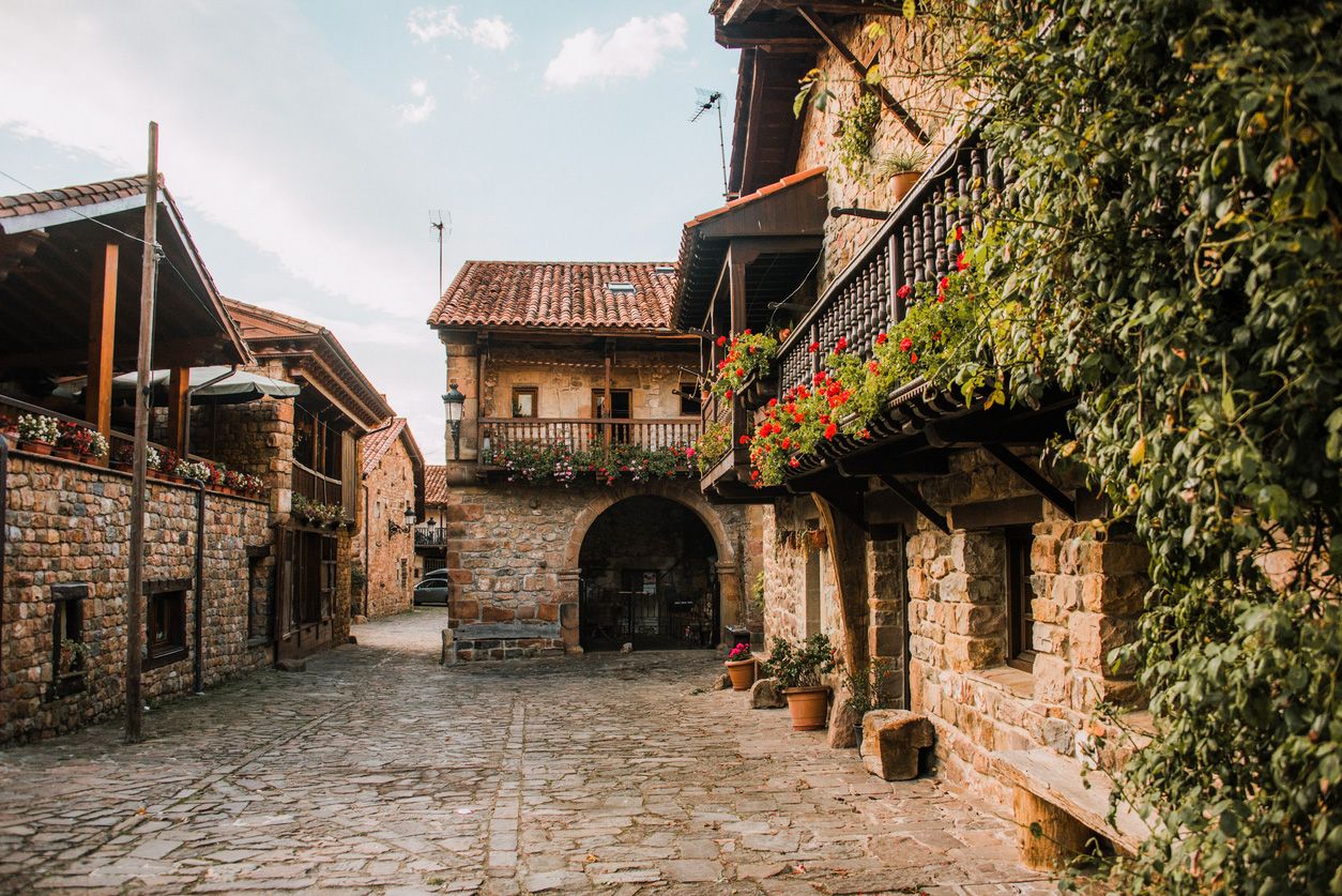 Bárcena Mayor es uno de los pueblos más bonitos de Cantabria.