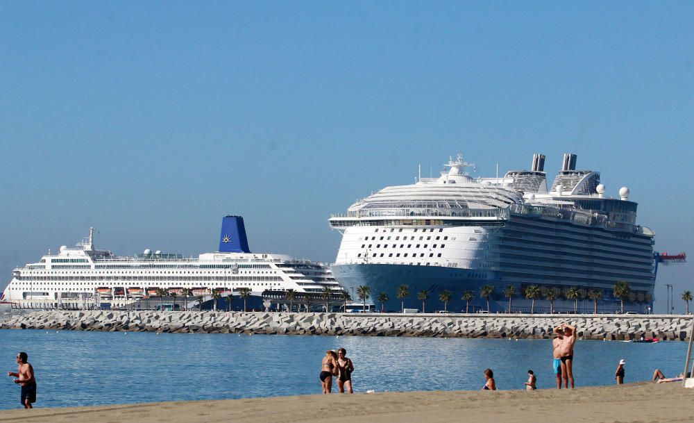 El crucero más grande del mundo, al igual que el Oasis y el Allure of the Seas, visita la capital de la Costa del Sol en una escala de diez horas.