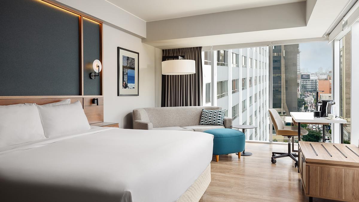 Habitación del Courtyard by Marriott Lima Miraflores, con espacios luminosos y funcionales pensados para combinar descanso, ocio y trabajo en pleno distrito de Miraflores.