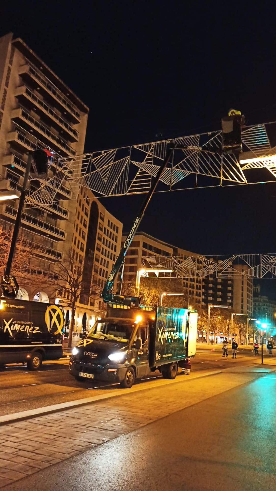 Montaje de la iluminación navideña en el paseo Independencia de Zaragoza
