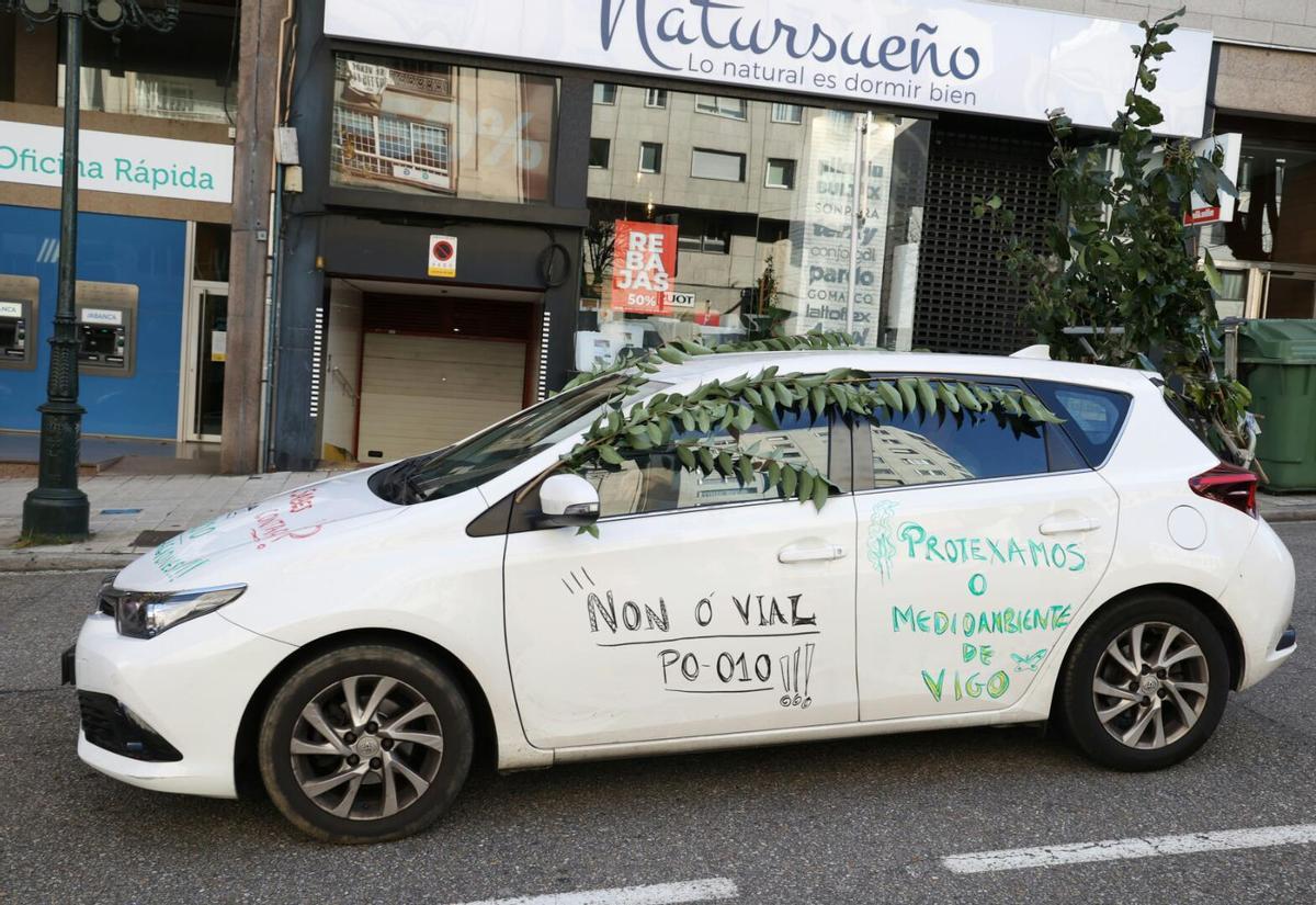 Decenas de coches toman el centro de Vigo para protestar contra el vial de Beade