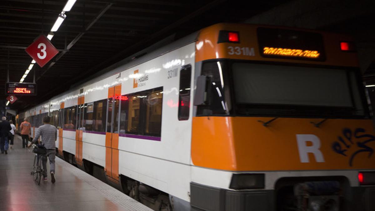 Un tren de Rodalies en la estación de Clot Aragó.