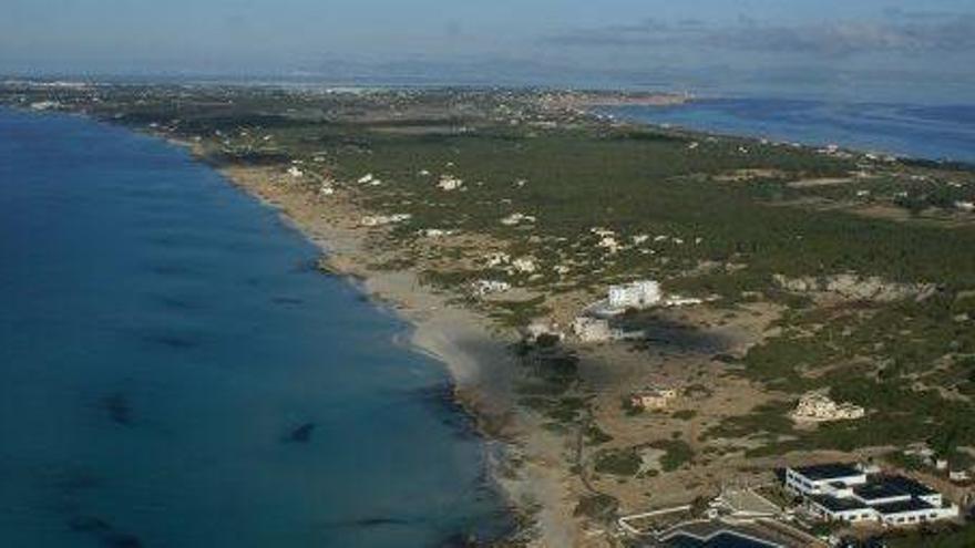 Vista general de la franja litoral de Migjorn afectada por la Ley de Costas.