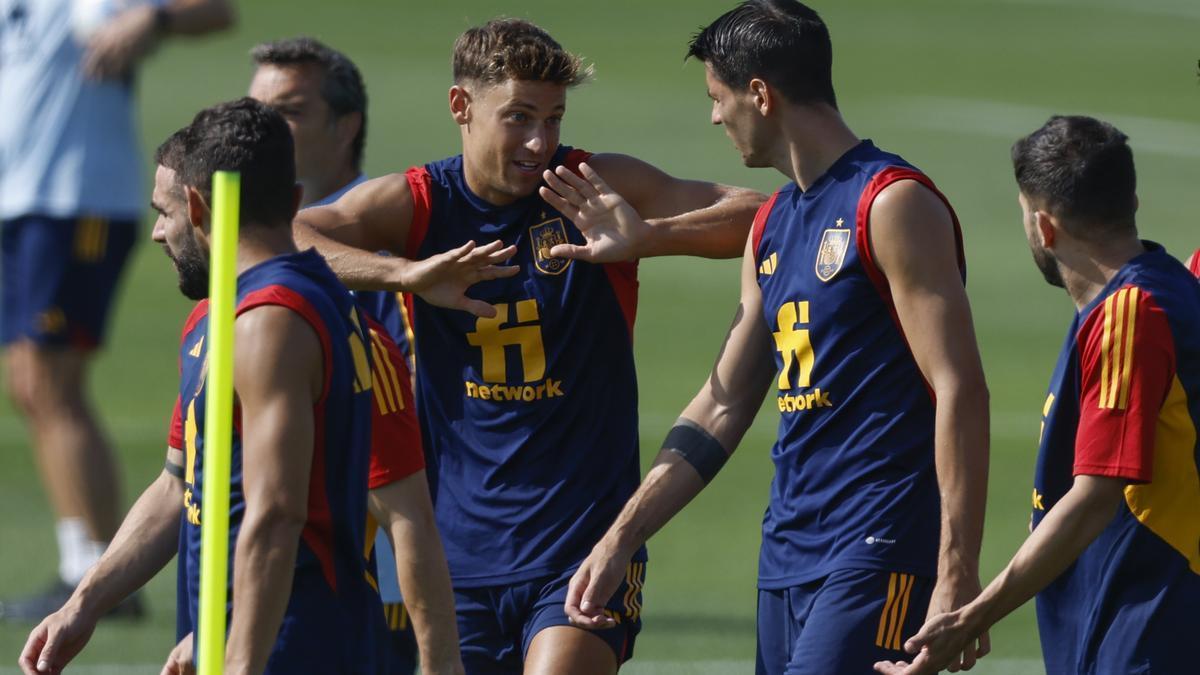 Marcos Llorente i Álvaro Morata parlen en l'inici d'un entrenament de la selecció en la Universitat de Qatar