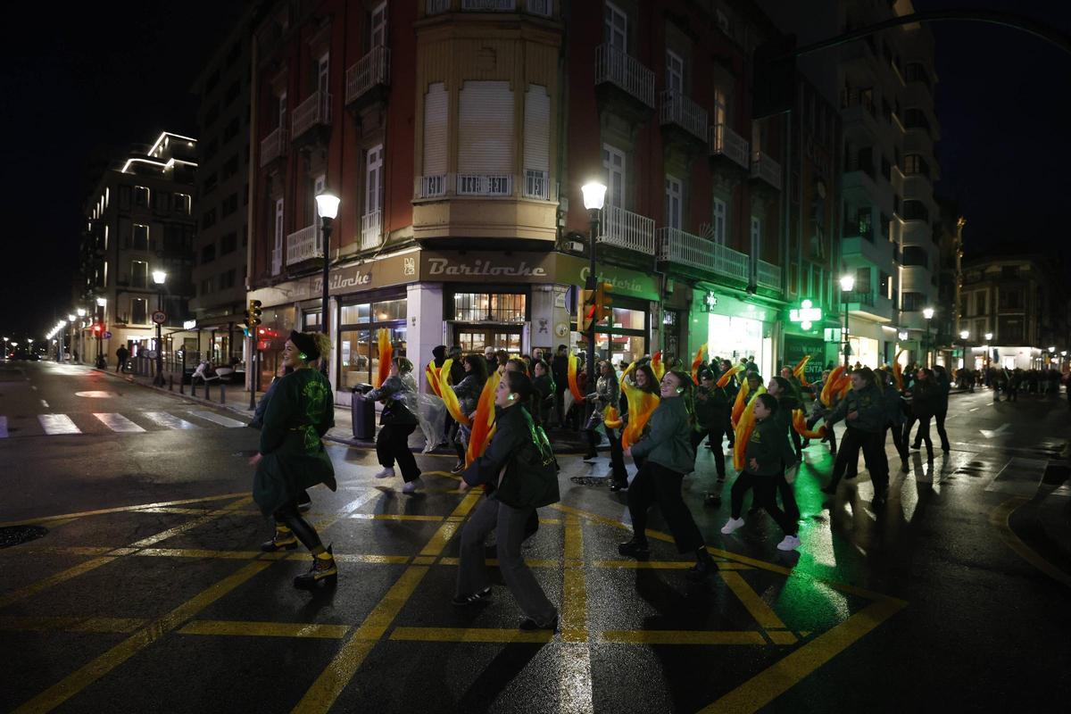 El pasacalles para abrir el Carnaval de Gijón, en imágenes