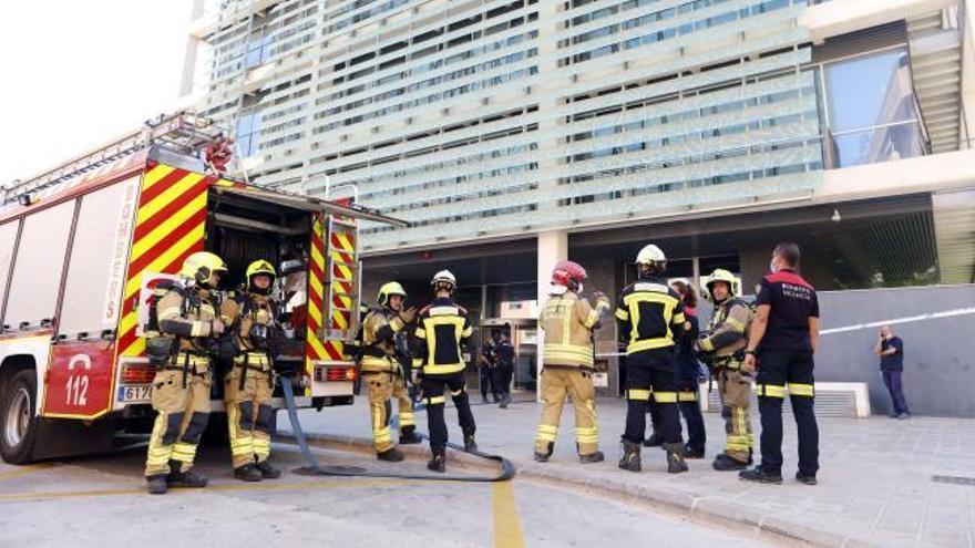 Desalojan la Torre 3 de la Ciudad Administrativa 9 d'Octubre por un incendio