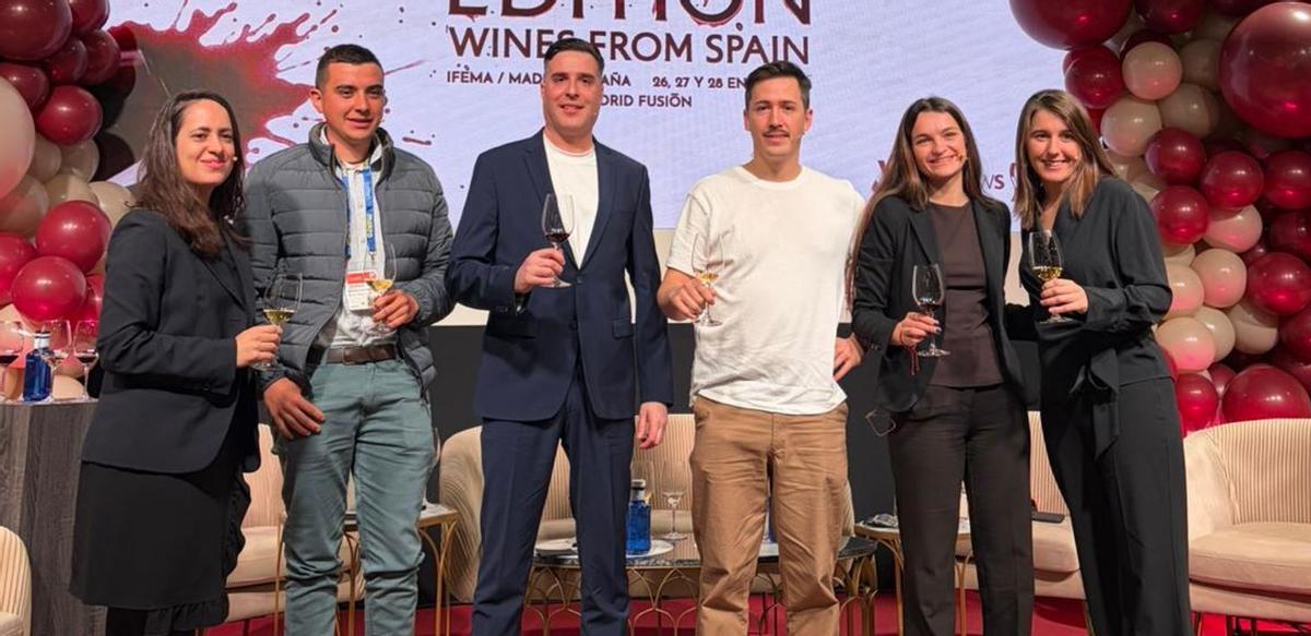 Lluís Subirós (tercer per l'esquerra), amb altres guardonats i les presentadores dels premis Juli Soler, a Madrid Fusión.
