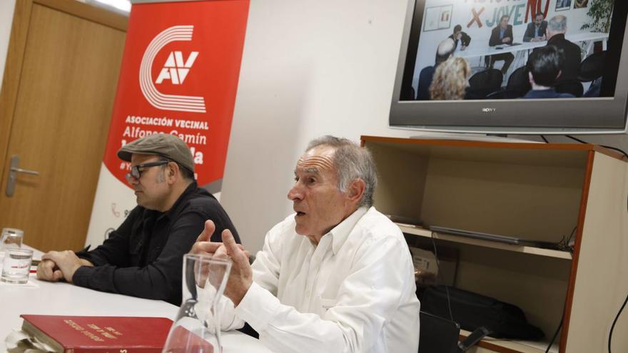 Juan Manuel Moreno Cubino, en primer término, acompañado por el presidente de la Asociación de Vecinos de  La Calzada, Carlos Arias, en el acto de ayer. | Ángel González