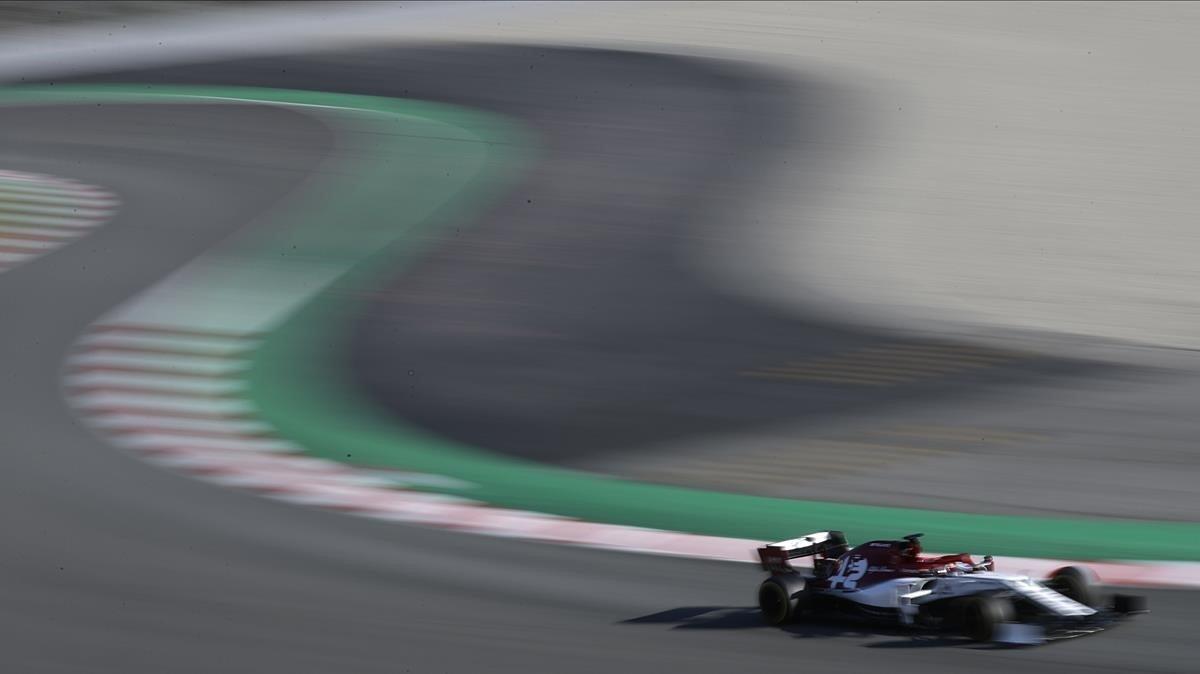 El piloto de Alfa Romeo, Kimi Raikkonen de Finlandia, en una sesión de pruebas de pretemporada de Fórmula Uno en el circuito de Catalunya en Montmeló, en las afueras de Barcelona.