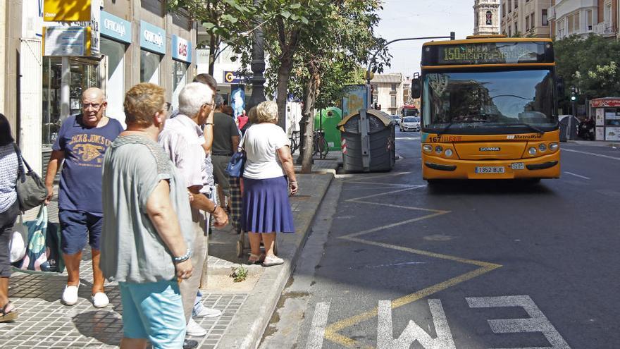 El autobús llega a la parada en Barón de Cárcer