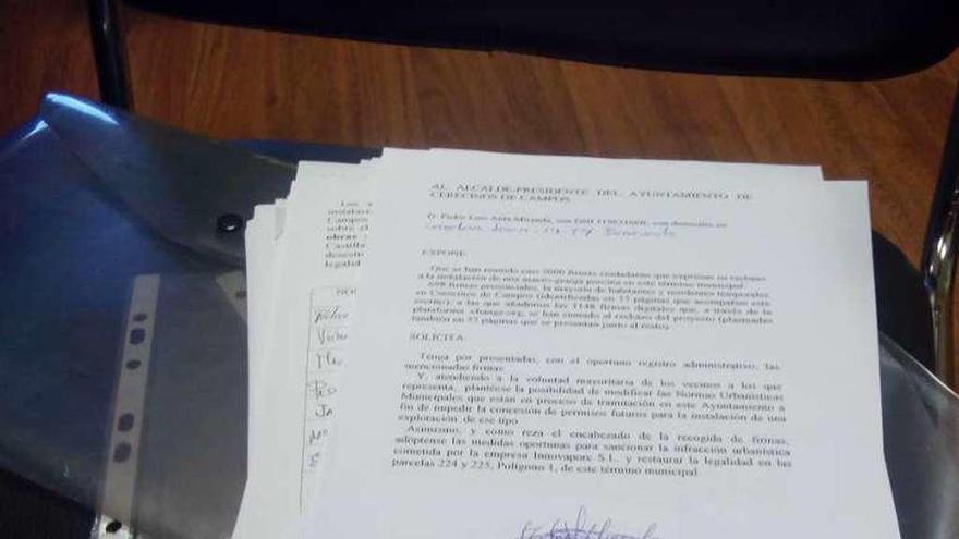 Firmas entregadas en el Ayuntamiento de Cerecinos.