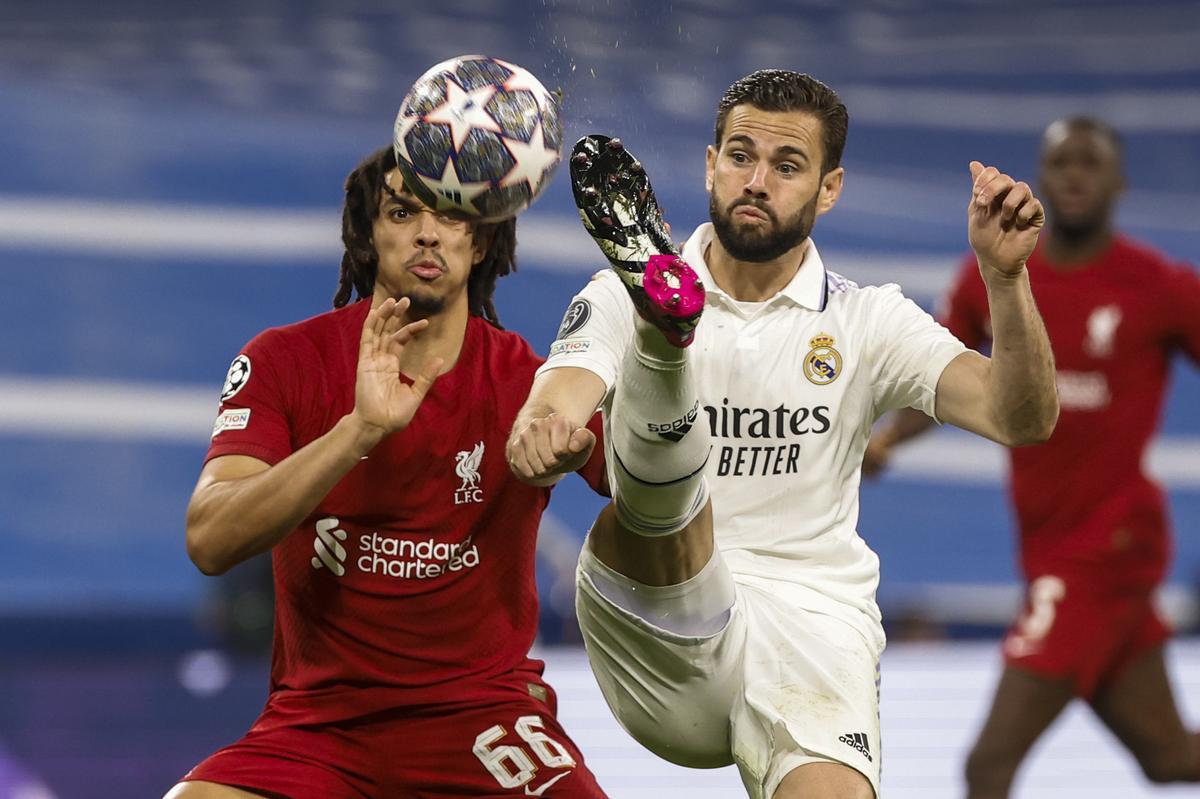 MADRID, 15/03/2023.- El defensa del Real Madrid Nacho Fernández (d) pelea un balón con Trent Alexander-Arnold, del Liverpool, durante el partido de vuelta de los octavos de final de la Liga de Campeones que Real Madrid y Liverpool disputan este miércoles en el estadio Santiago Bernabéu, en Madrid. EFE/Chema Moya