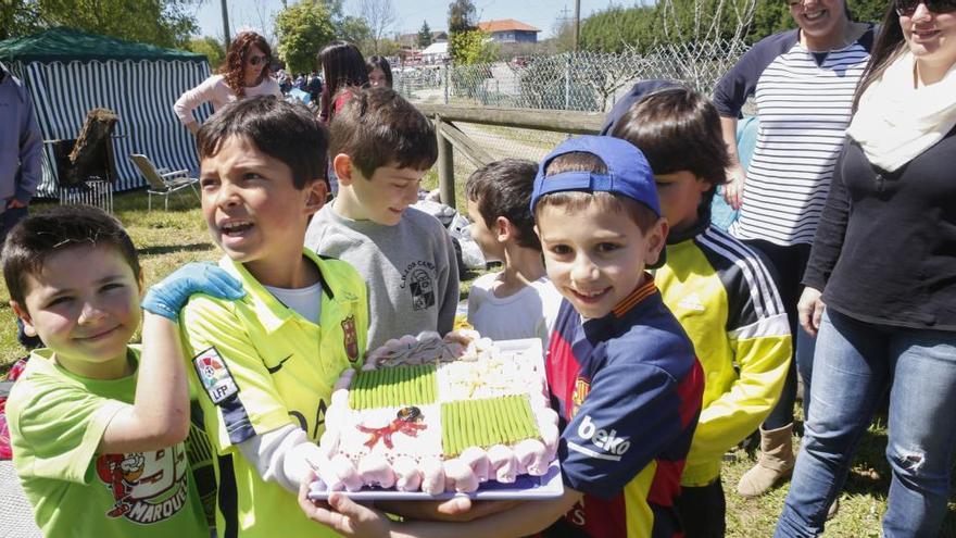 Un grupo de niños muestra una divertida tarta de gominolas en la jira del año pasado.