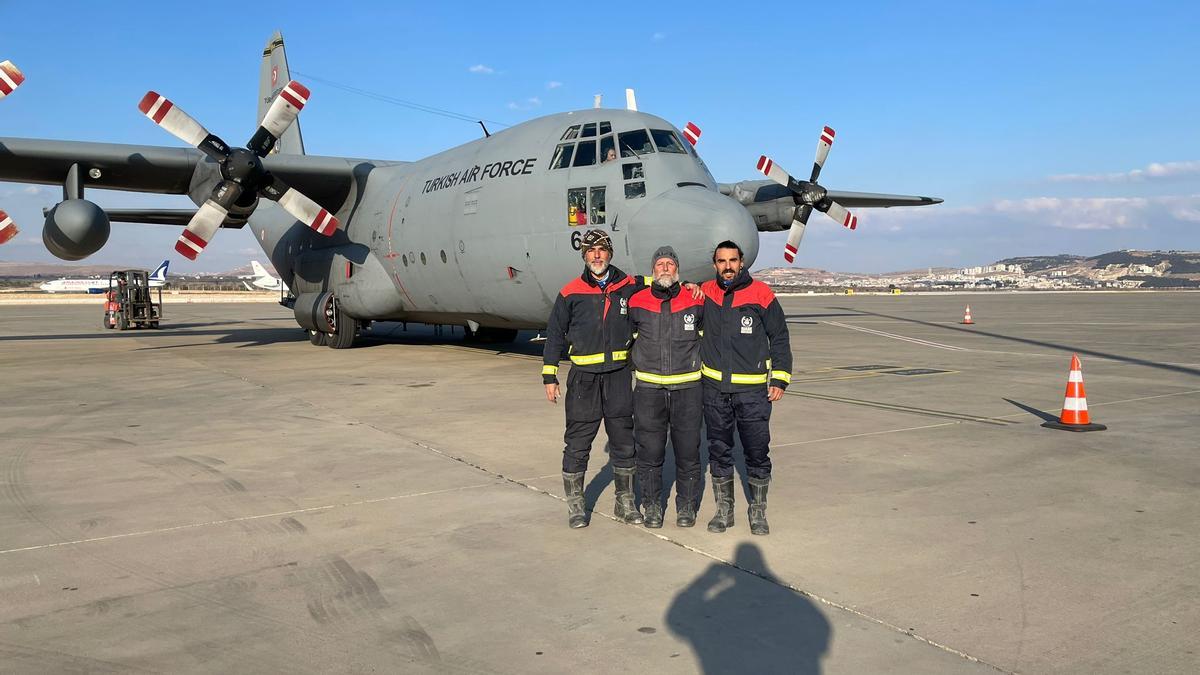 Los tres bomberos cordobeses, antes de emprender el vuelo de regreso.