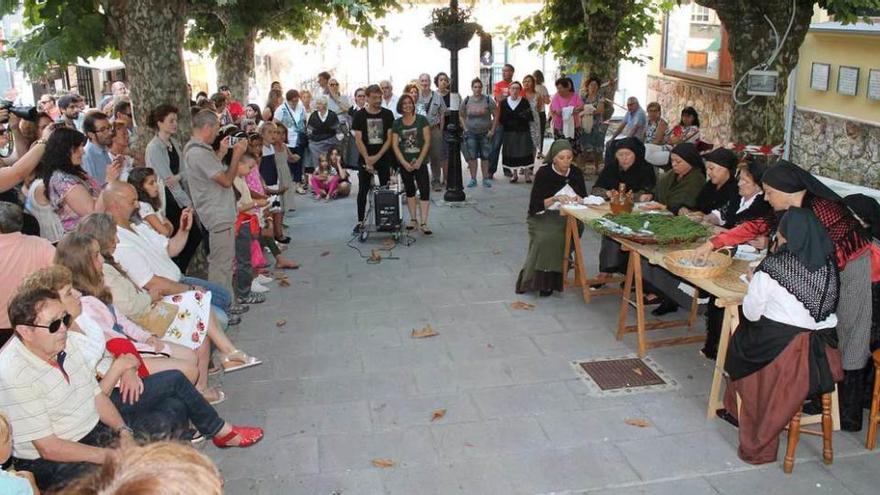 Un instante de la actuación de las conserveras en la plazuela de El Paseín.