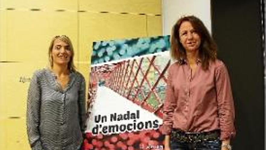Les regidores Coralí Cunyat i Marta Madrenas, amb el cartell de Nadal.