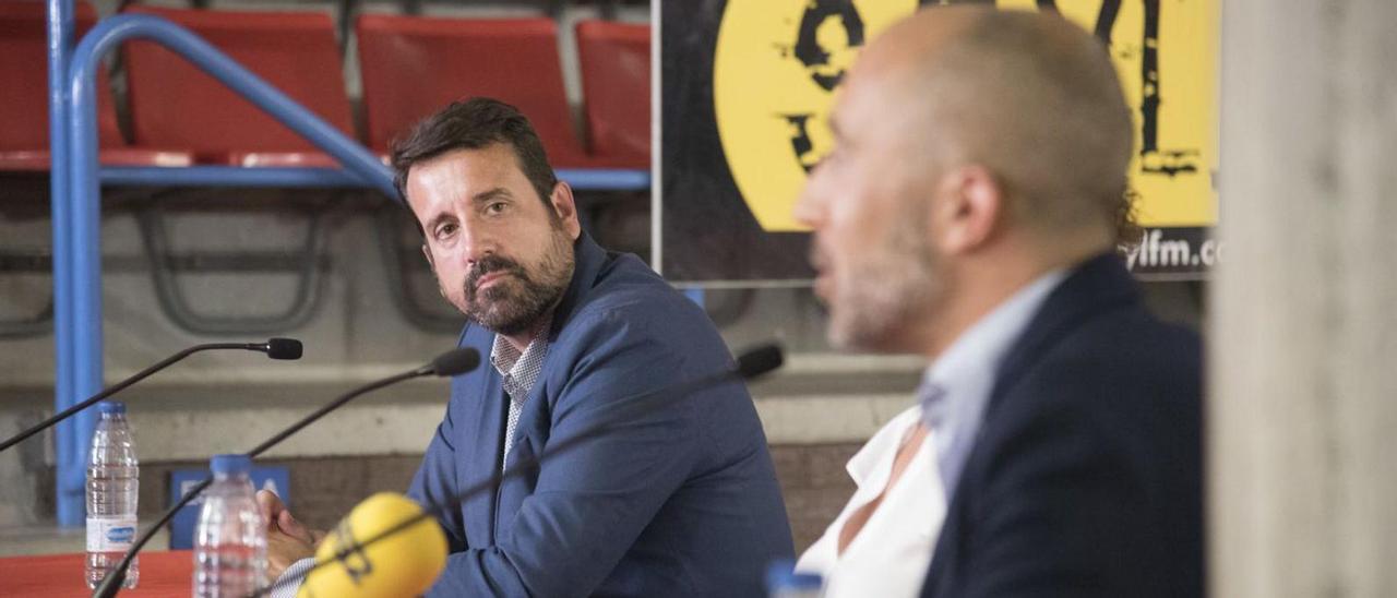 Jordi Serrancanta escolta la intervenció de l’alcalde de Manresa, Marc Aloy | ALEX GUERRERO MAESTRE