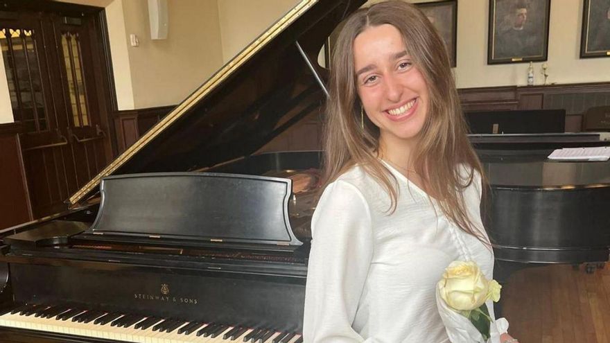 Cristina Guasch, al costat del piano, al campus de Boston.