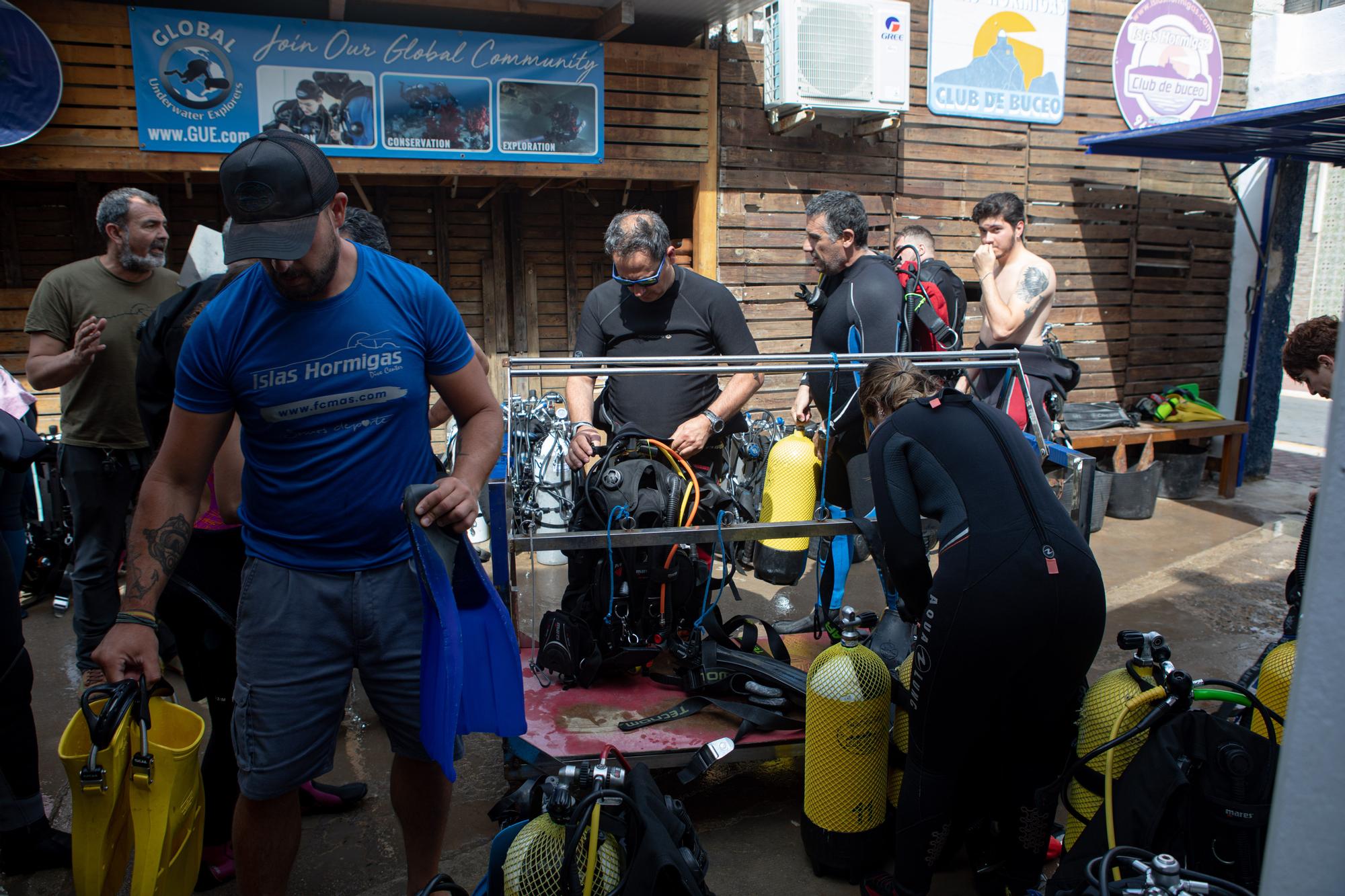 Voluntarios retiran basura de los fondos marinos del litoral