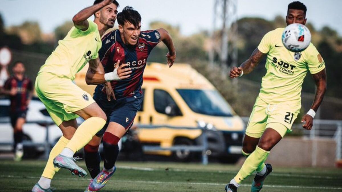 Carlos Espí en una pugna por el balón en el primer amistoso del Levante UD