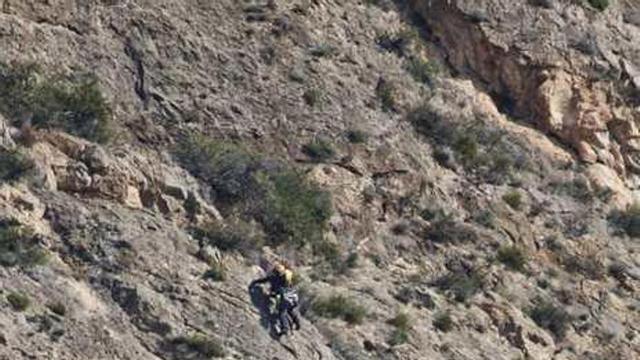 Tres escaladores ayer en el paraje del siniestro.