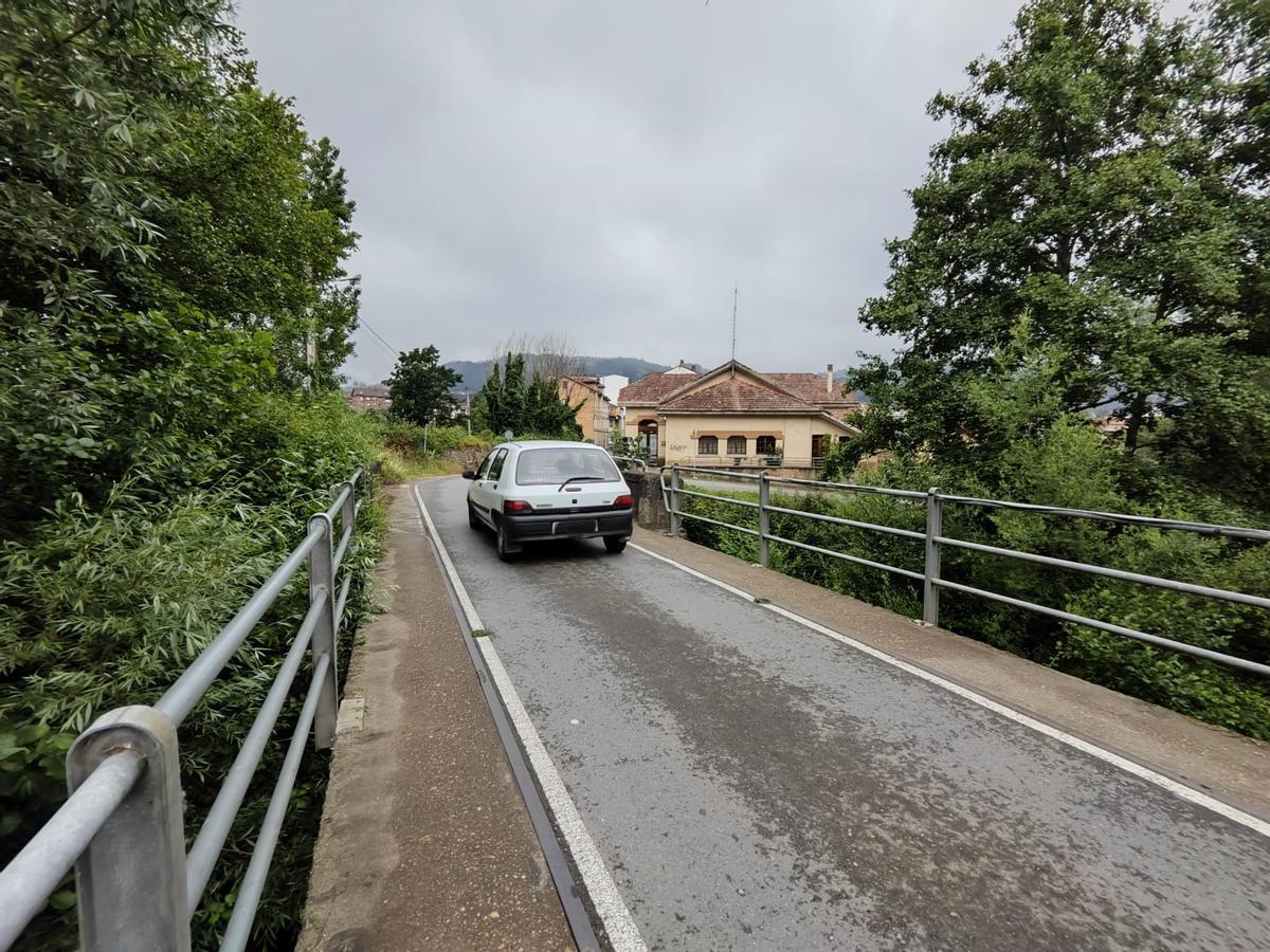 Puente de La Mata, con un vehículo pequeño cruzándolo, lo que da idea de su estrechez.